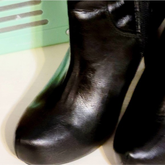 Guess black leather zippered knee high boots size 7.5 - Picture 5 of 6